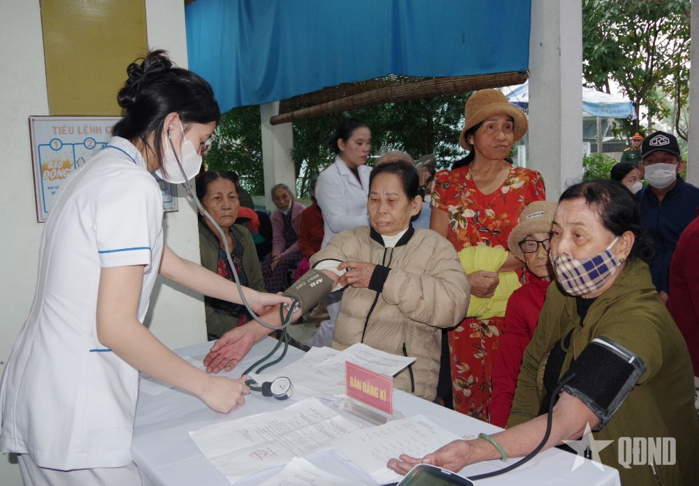 Hơn 600 người dân vùng lũ TP Huế được khám, cấp phát thuốc miễn phí 